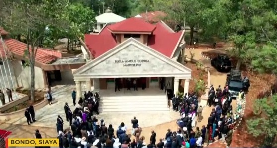 PRESIDENT RUTO LEADS THE COMMISSIONING OF RAILA ODINGAโS MAUSOLEUM IN SIAYA. THE CEREMONY HONOURS THE LATE FORMER PRIME MINISTERโS LEGACY AND CONTRIBUTION TO KENYA.